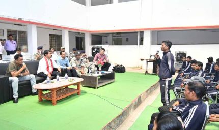 उपमुख्यमंत्री  विजय शर्मा ने पुनर्वास केंद्र दंतेवाड़ा में युवाओं से की मुलाकात