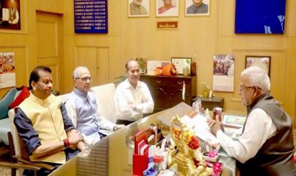 राज्यपाल पटेल से राज्य वित्त आयोग के अध्यक्ष पवैया ने सौजन्य भेंट की