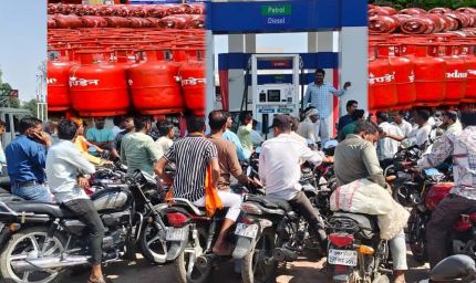 पंपों पर भारी भीड़, भोपाल-इंदौर-उज्जैन में पेट्रोल की 25% ज्यादा बिक्री; LPG सिलेंडर के लिए लंबी लाइनें