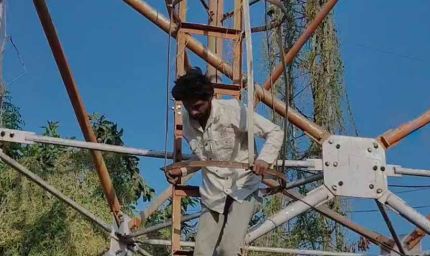 खंडवा में हाईवोल्टेज ड्रामा: पत्नी को बुलाने की जिद में 300 फीट टावर पर चढ़ा पति, पुलिस के छूटे पसीने