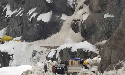 श्रीनगर-लेह हाईवे पर बर्फीला कहर: एवलांच में 6 की मौत, रेस्क्यू ऑपरेशन जारी