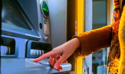 ATM Rule Change: 1 अप्रैल से ATM से पैसे निकालना होगा महंगा, बदल रहे हैं ये अहम नियम