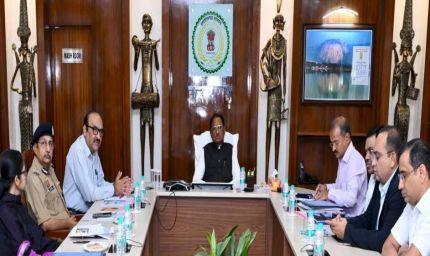 मुख्यमंत्री विष्णु देव साय कमिश्नर, आईजी और जिला कलेक्टरों के साथ वीडियो कॉन्फ्रेंसिंग के माध्यम से कर रहे हैं बड़ी बैठक