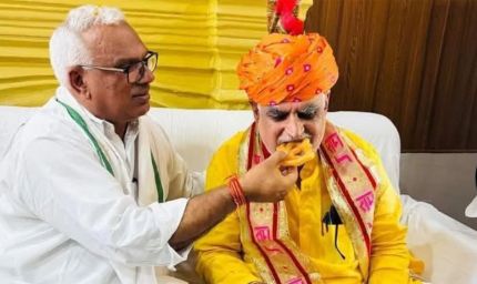 डीग में दिखा राजनीति का मीठा चेहरा और जवाहर सिंह बेढम ने झाबर सिंह खर्रा को खिलाया ब्रज का मशहूर जलेबा