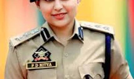 IPS पीडी नित्या का सादगी भरा अंदाज: रेड कारपेट ठुकराकर जमीन पर खड़े होकर लिया गार्ड ऑफ ऑनर