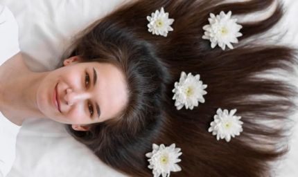 हफ्ते में सिर्फ दो बार तेल लगाने से जड़ से मजबूत होंगे आपके बाल