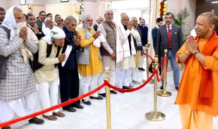 जेवर की गलियों में गूंजा मुख्यमंत्री योगी आदित्यनाथ पर लिखा गया गीत