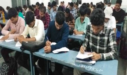 बाड़मेर का अनोखा मॉडल: फ्री कोचिंग के साथ मोबाइल बैन, कम खर्च में कोटा जैसी पढ़ाई