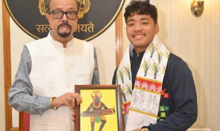 ट्राइबल गेम्स 2026 में शानदार प्रदर्शन, 9 पदक जीतने वाले असम के तैराकों ने राज्यपाल डेका से की मुलाकात