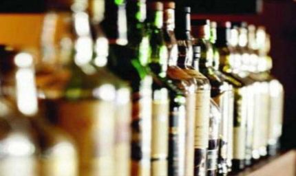 शराब के शौकीनों की लगी मौज, सस्ते रेटों पर बिक रही शराब, ठेकों के बाहर लगा मेला