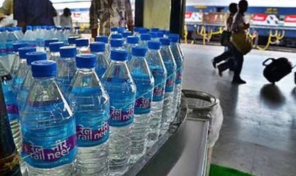रेलवे स्टेशन पर ठंडे पानी के नाम पर लूट! वेंडर ओवररेट में बेच रहे बोतलें