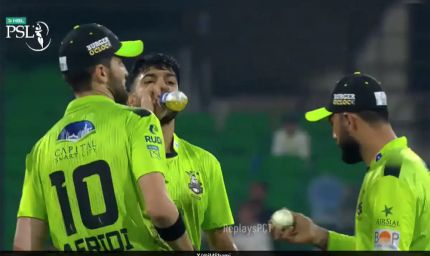 PSL में फखर जमां पर लगा बॉल टेंपरिंग का गंभीर आरोप लाहौर कलंदर्स और कराची किंग्स मैच में मचा बवाल