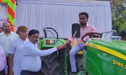 संकल्प से समाधान शिविर में किसान को मिली बड़ी सौगात, कलेक्टर ने देवेंद्र को सौंपी सुपर सीडर की चाबी