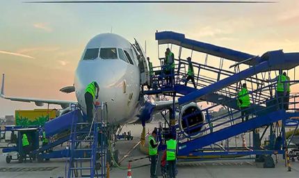 एयरपोर्ट पर नौकरी कैसे पाएंगे? 12वीं पास भी पा सकते हैं लाखों का पैकेज, ये कोर्स करें