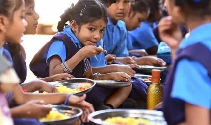 पंजाब में मिड डे मील का नया स्वाद, शनिवार को बच्चों को मिलेगी साबुत माह की दाल