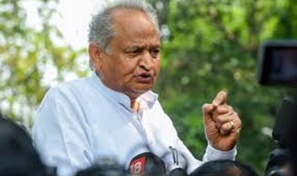 जयपुर एयरपोर्ट पर अशोक गहलोत के तल्ख तेवर, बोले— सीएम रहते हुए मेरा बेटा वैभव किराए के मकान में रहता था