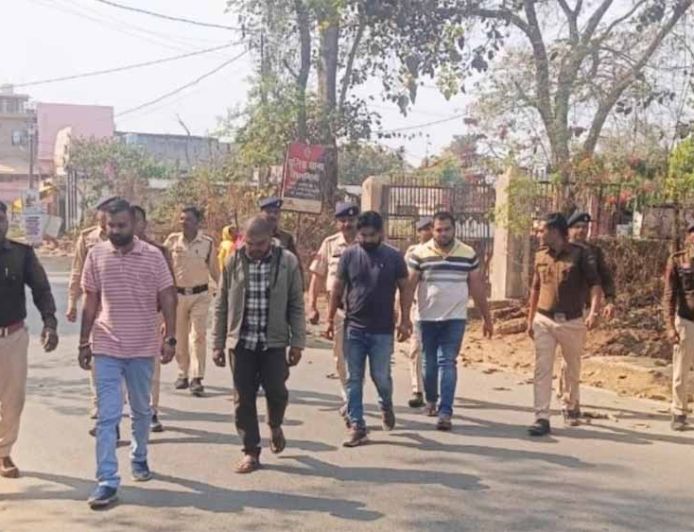 सूरजपुर में पेट्रोल पंप पर शराबियों का बवाल, 4 आरोपी गिरफ्तार—पुलिस ने निकाला जुलूस