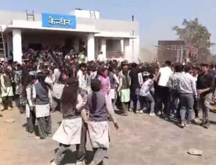 होली उत्सव में मचा हड़कंप: मधुमक्खियों के हमले से सहमे छात्र