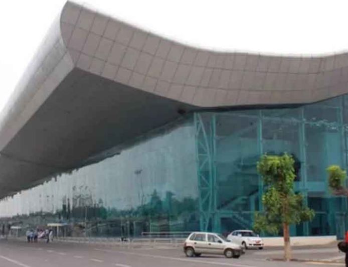 अमृतसर एयरपोर्ट से खाड़ी देशों की 10 उड़ानें रद्द, सैकड़ों यात्री फंसे