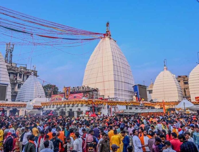 देवघर में होली महोत्सव की धूम, बाबा बैद्यनाथ पर चढ़ा गुलाल