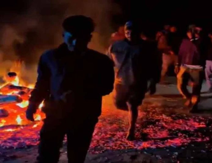 अंबिकापुर की अनोखी होली: होलिका दहन के बाद दहकते अंगारों पर चलते हैं ग्रामीण, नहीं पड़ते छाले