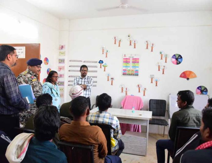 अपर मुख्य सचिव मनोज पिंगुआ ने पुनर्वास केंद्र का किया निरीक्षण