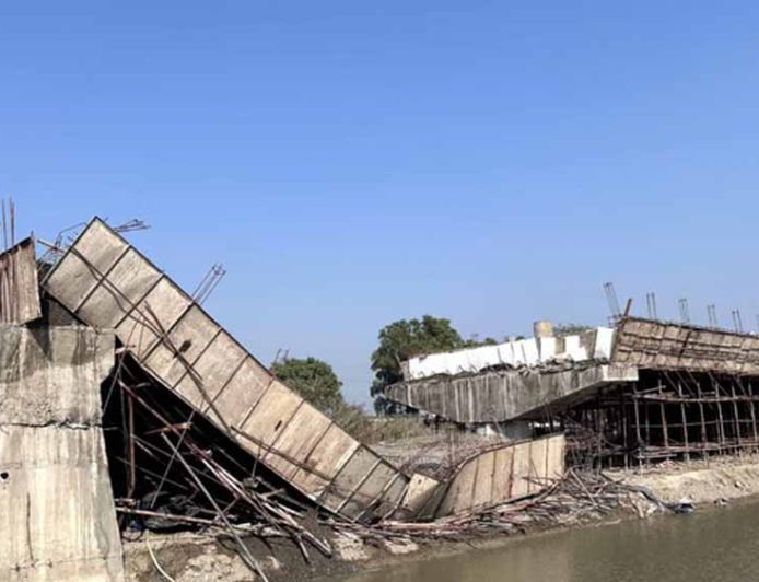 घोघरी नदी पर निर्माणाधीन पुल गिरा, लापरवाही पर तीन इंजीनियर सस्पेंड