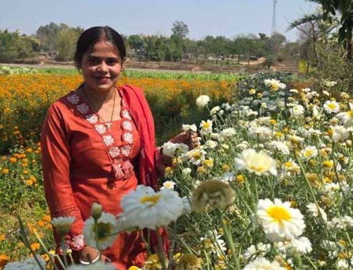 बिहान योजना से खिला रत्ना का भविष्य, फूलों की खेती से बनीं सफल उद्यमी