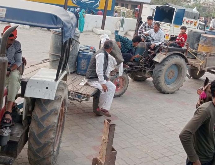 फरीदकोट में किसानों की पेट्रोल पंपों पर लंबी लाइन, युद्ध के बीच डीजल स्टॉक कर रहे; तेल की बढ़ती कीमत और कमी की आशंका