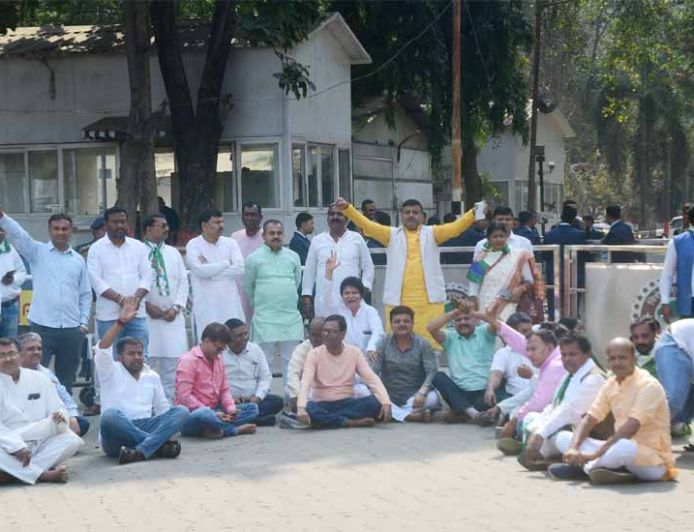 नीतीश कुमार से नाराज JDU कार्यकर्ताओं का हंगामा, पार्टी दफ्तर में बर्तन फेंके और गमले तोड़े