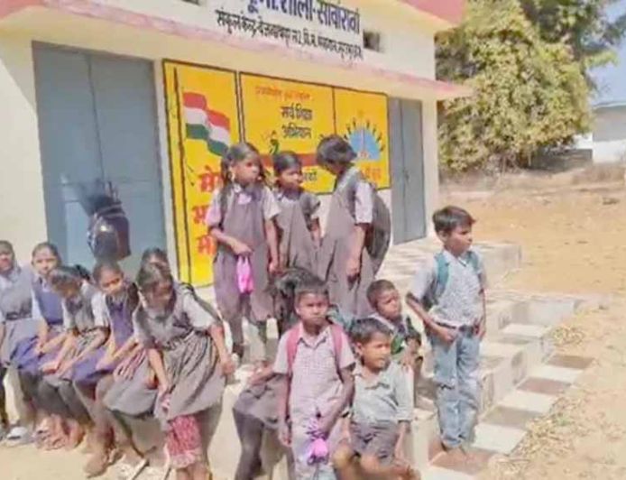 शिक्षा के मंदिर में लापरवाही: सूरजपुर में स्कूल बंद, बाहर बैठे रहे छात्र; 6 शिक्षकों को नोटिस