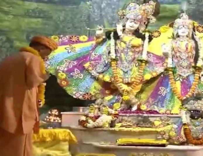 मथुरा पहुंचे CM योगी, श्रीकृष्ण जन्मभूमि में किए दर्शन; प्रदेश की खुशहाली के लिए की प्रार्थना