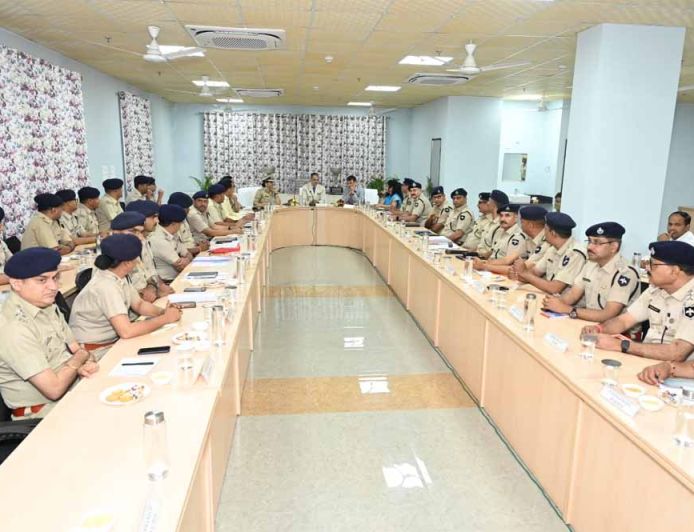 गृह रक्षा विभाग को तकनीकी सक्षम एवं सशक्त बनाने पर जोर, मुख्य सचिव ने की विभागीय कार्य की समीक्षा