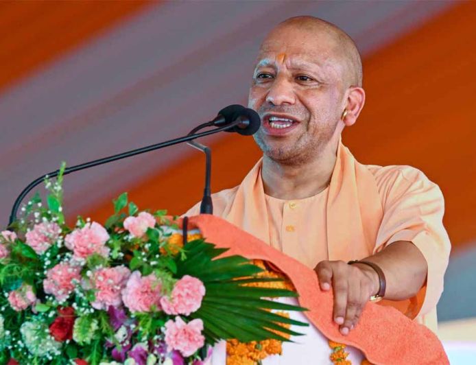 सीएम योगी का बड़ा तोहफा: आंगनबाड़ी कार्यकर्ताओं को साड़ी-यूनिफॉर्म, बीमा और आयुष्मान कार्ड