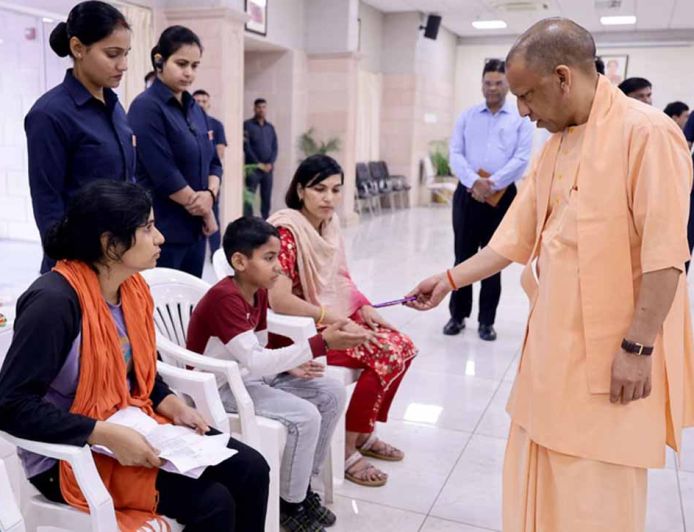 जनता दर्शन में सीएम की सीख: बच्चे से पूछा पढ़ाई का हाल, बोले- किताबों से दोस्ती करो, सोशल मीडिया कम चलाओ