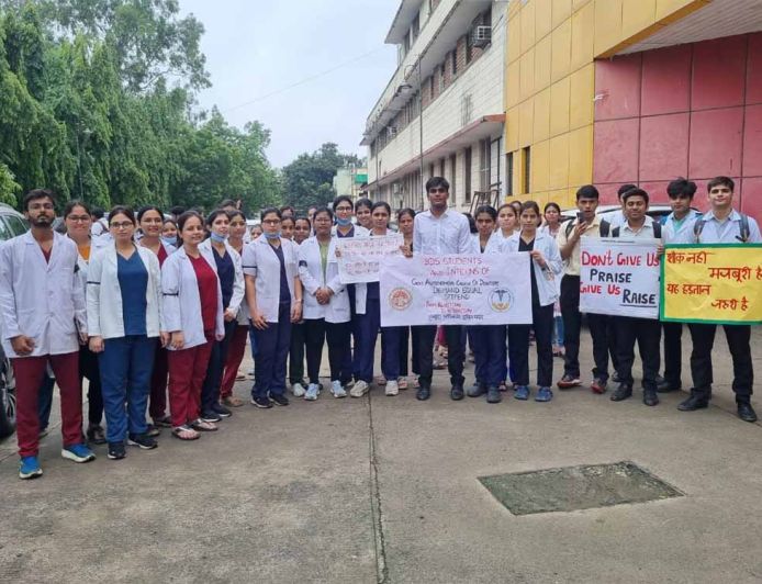 MP के मेडिकल कॉलेजों में 8 हजार डॉक्टर्स हड़ताल पर, स्टापेंड संशोधन लागू न होने पर  प्रदर्शन से इलाज ठप