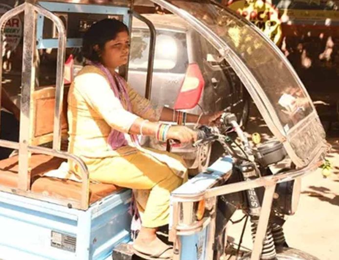 आत्मनिर्भर महिला बनीं हिसार की पूनम, चूल्हा-चौका के साथ थामी ई-रिक्शा की स्टेयरिंग