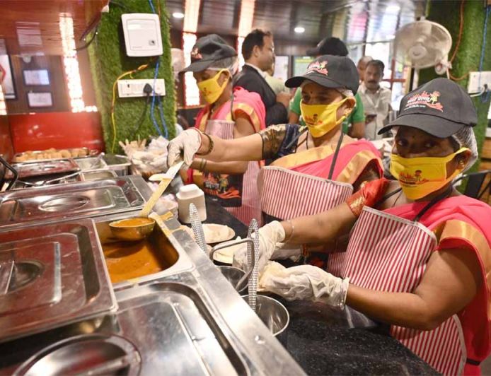 प्रेरणा कैंटीन से जुड़कर 10 हजार से अधिक महिलाएं बनीं लखपति