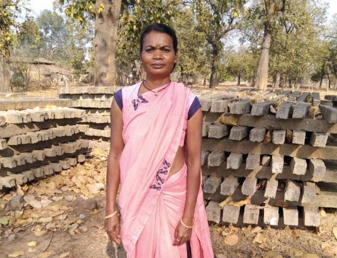 पोल निर्माण कार्य से आत्मनिर्भर बनीं सेमरिहा की फूलमती सिंह मेहनत और आत्मविश्वास से बदली तकदीर