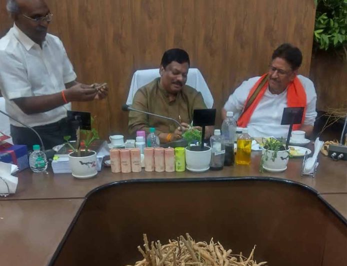बस्तर और सरगुजा में औषधीय पौधों की योजनाओं का होगा विस्तार :  विकास मरकाम