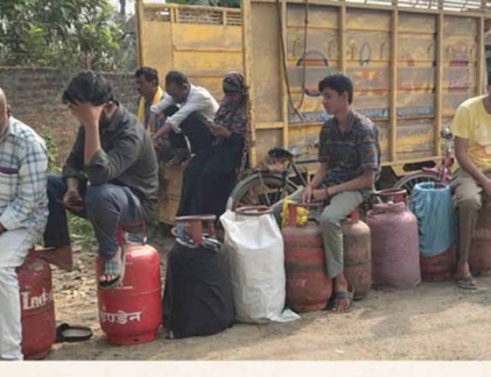 पटना में गैस की किल्लत से हाहाकार: सिलेंडर न मिलने पर लोगों ने NH-98 किया जाम