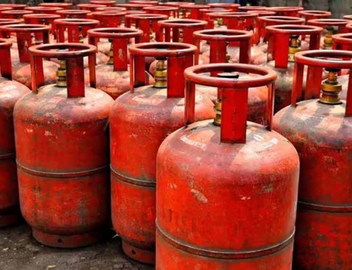 झारखंड में गैस संकट गहराया: ऑनलाइन बुकिंग बंद, एजेंसियों पर मारामारी; पुलिस सुरक्षा की मांग