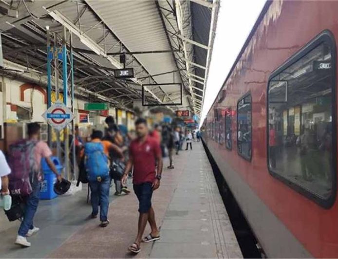 जालंधर रेलवे स्टेशन पर टिकट को लेकर हंगामा, महिला क्लर्क ने कहा- “टिकट नहीं दूंगी”, VIDEO वायरल