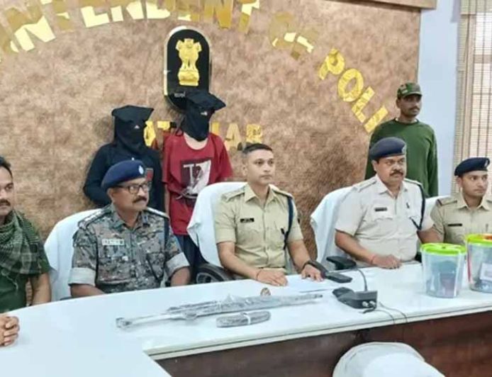 झारखंड पुलिस को बड़ी सफलता: 10 लाख के इनामी समेत 2 माओवादी कमांडर गिरफ्तार, हथियार बरामद