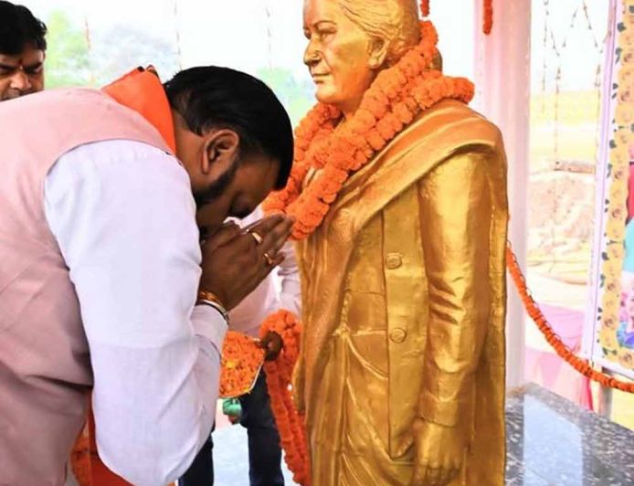 मां को श्रद्धांजलि देने पहुंचे डिप्टी CM सम्राट चौधरी, फुटबॉल खिलाड़ियों का भी बढ़ाया उत्साह