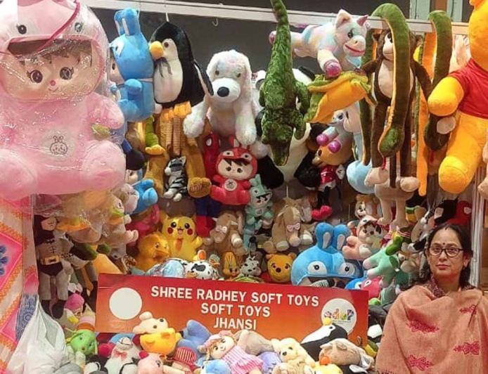 सरकारी प्रशिक्षण और सहयोग से बदली जिंदगी, सॉफ्ट टॉयज से पहचान बना रहीं वंदना