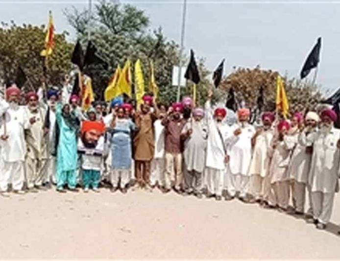 मोगा में BJP रैली से पहले किसानों का विरोध, काले झंडों से नेताओं का घेराव