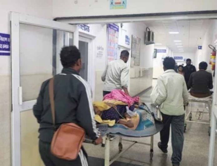 ग्वालियर अस्पताल में बदहाल व्यवस्था: 20 दिन से बंद लिफ्ट, मरीजों को सीढ़ियों से ले जाने की मजबूरी