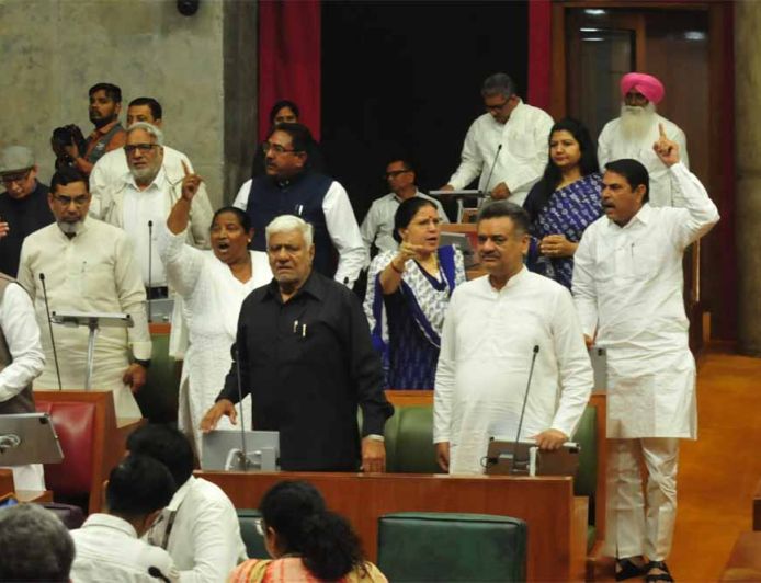 विधानसभा में हंगामा: अध्यक्ष ने 8 कांग्रेस विधायकों को किया ‘नेम’, विरोध में विपक्ष का वॉकआउट