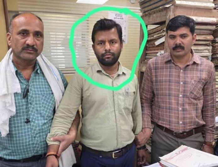 भोपाल में हाउसिंग बोर्ड का कर्मचारी रिश्वत लेते पकड़ा गया, 5 हजार लेते रंगे हाथों लोकायुक्त ने दबोचा